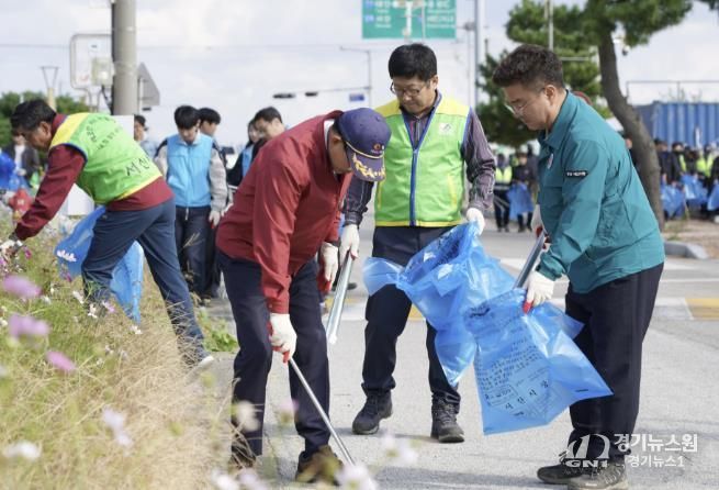 지난 23일 간월도 일원에서 진행된 제14회 아시아 조류박람회 맞이 환경정화 활동