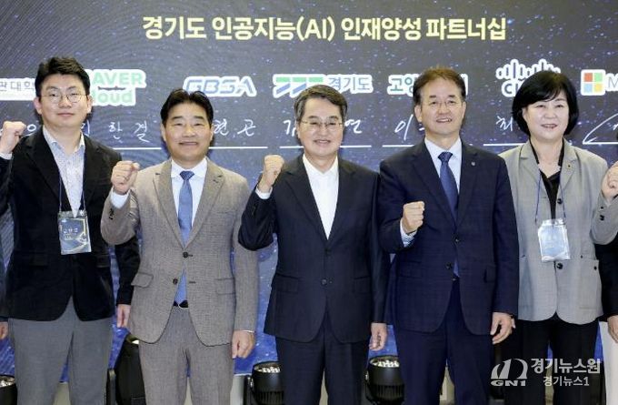 경기 북부 AI캠퍼스 개소식에서 이동환 고양특례시장, 김동연 경기도지사, 김운남 고양시의장이 파이팅을 외치고 있다.