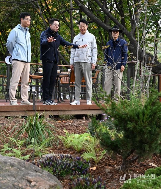 오세훈 서울시장이 26일(일) 오전 남산 하늘숲길을 찾아 남산 자생종을 심어 조성한 산책로를 점검하고 있다.