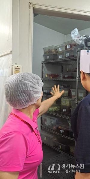 소비자식품위생감시원 위생 점검 장면