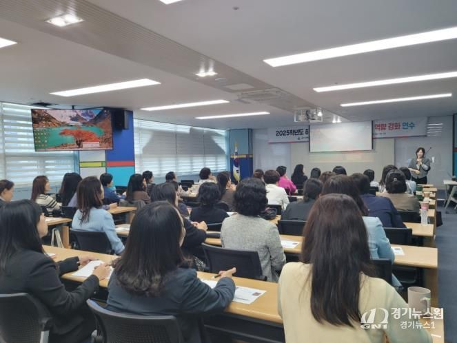 울산교육청은 24일 다산홀에서 위클래스 담당 교사를 대상으로 '청소년 도박 문데 효과적 대응을 위한 역량 강화 연수'를 열었다