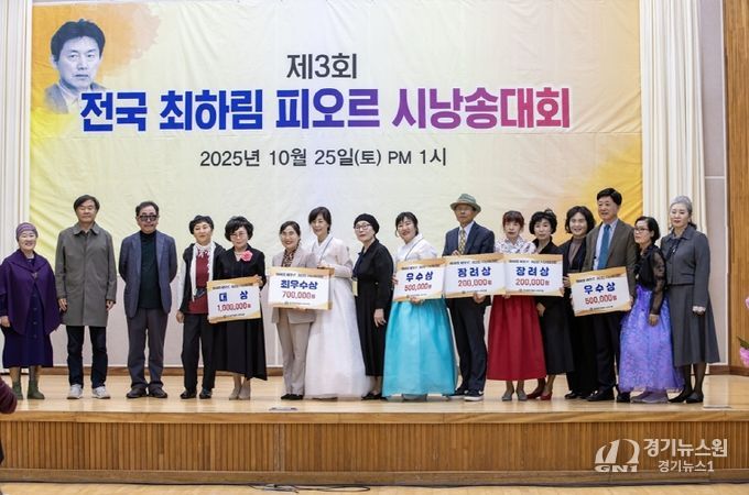 전국 최하림 시낭송대회에 최종 선발된 14명의 시낭송가는 시인의 고향인 팔금면에서 열띤 경합을 펼쳤다.