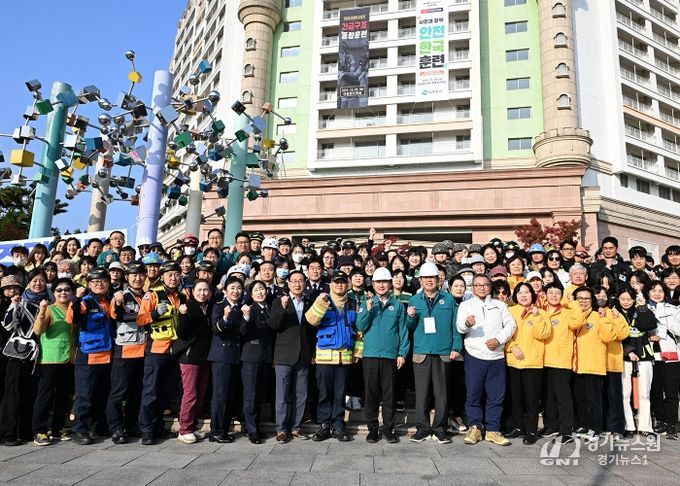 김동근 시장이 10월 28일 ‘2025년 재난대응 안전한국훈련’ 참여자들과 함께 기념사진을 찍고 있다.