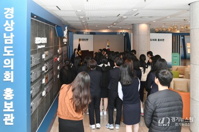 무학‧성지여고 학생들, 청소년 모의의회에서 ‘디지털 교과서 도입’ 토론