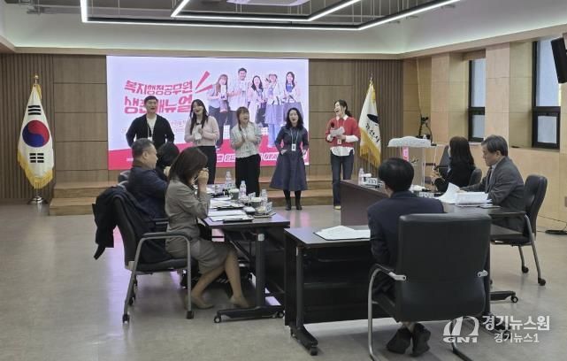 안산시 선후배 공직자 간 소통-멘토 교육에 참여한 7개 팀 중 최종 심사에 오른 '낙(樂)낙(Knock)' 팀원들이 발표를 진행하고 있다.