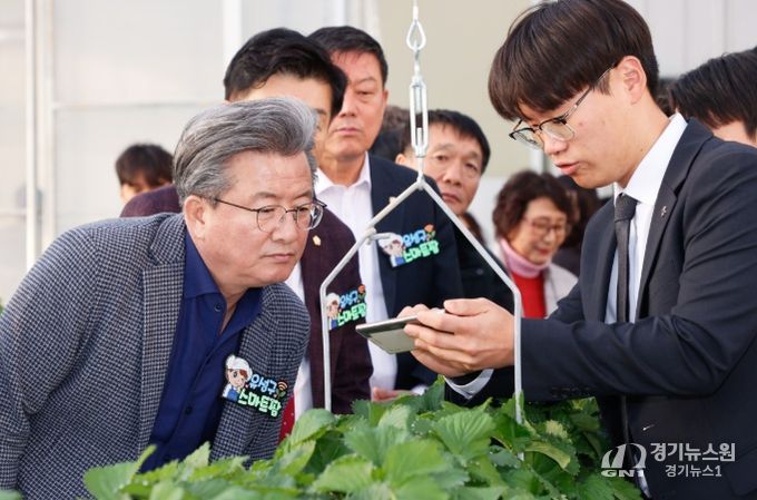 지난 28일 진행된 ‘유성구 스마트팜’ 개장식에서 정용래 유성구청장이 스마트팜 기술 시연을 확인하고 있다