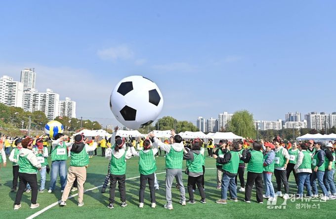 ‘양천구 통장 한마음 체육대회’에서 공굴리기 경기를 즐기는 통장들