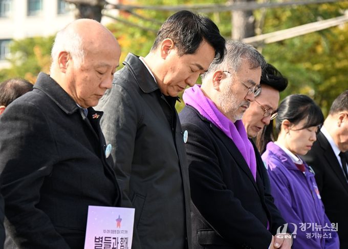 오세훈 서울시장이 29일 광화문 북측광장에서 열린 ‘10.29 이태원 참사 3주기 기억식’에 참석해 희생자를 추모하고 있다.