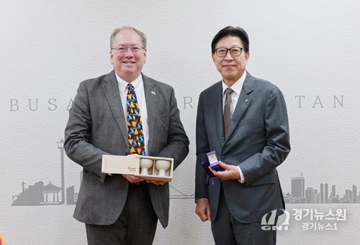 박형준 시장, '마이클 마이넬리' 영국 지옌 회장 접견