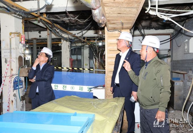 김석한 산업경제위원장, 고성공룡시장 시설현대화 공사 현장 점검