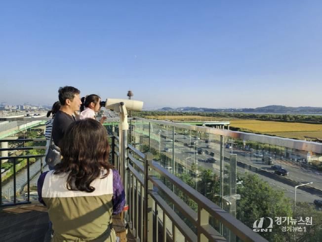 장항습지생태관 전망대에서 장항습지와 철새를 관찰하는 가족