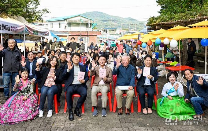 김동근 시장이 10월 30일 제2회 빼벌마을잔치 ‘신나게’ 행사장에서 주민들과 기념사진을 찍고 있다.
