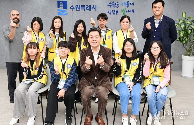 이재준 수원시장(앞줄 가운데)과 청개구리 기자단이 함께하고 있다.