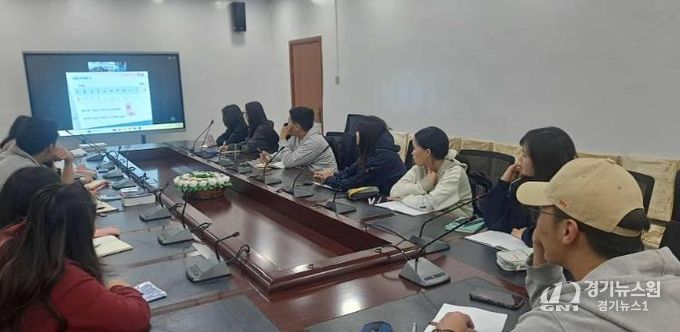 헙스걸 현지 학생들이 온라인 한국어 교육을 수강 중이다