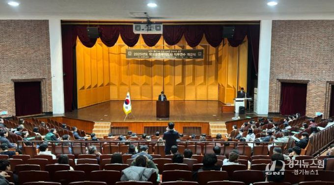 울산교육청 김일성 과장이 3일 울산대 해송홀에서 열린 학교운동부 지도자 직무연수에서 인사말을 하고있다