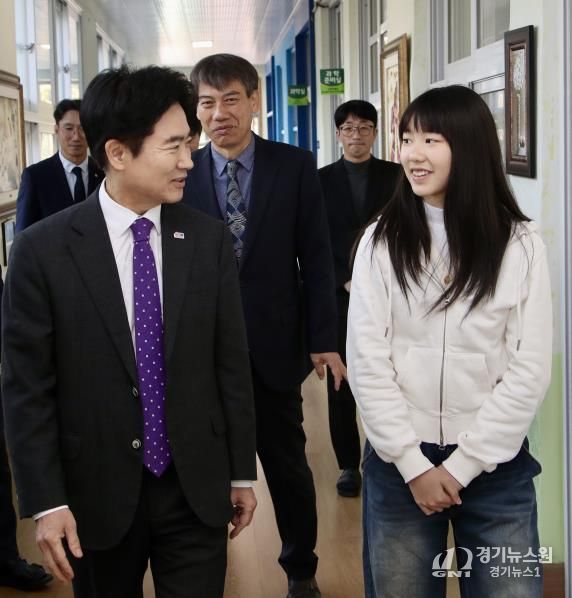 김대중 교육감이 6학년 조유경 학생에게 축하와 격려의 인사를 전하고 있다.