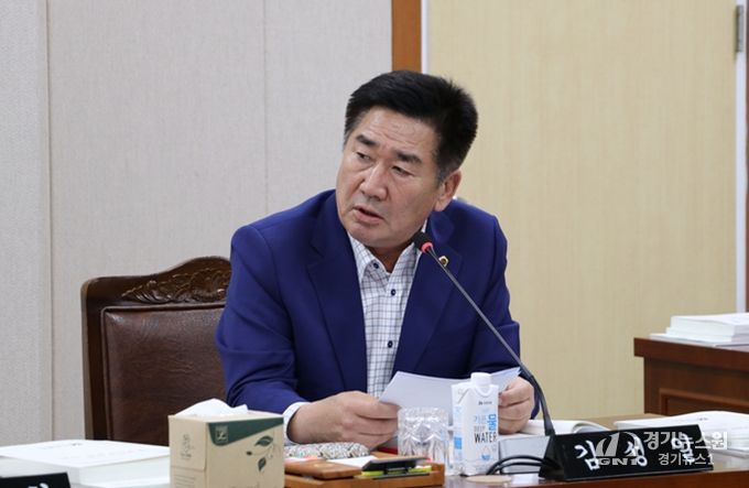 김성일 도의원이 지난 11월 4일 인구청년이민국 소관 행정사무감사에서 질의를 하고 있다.