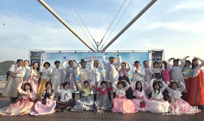 부림시장 한복, 국화축제장서 꽃피다