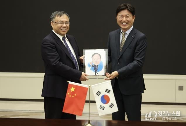 조용익 부천시장(오른쪽)이 2일 왕흐어성 하얼빈시장을 만나 자매결연 체결 30주년을 기념하며 사진을 촬영하고 있다.