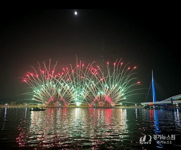 창원시, 제25회 마산가고파국화축제, 불꽃쇼로 가을밤 수 놓았다