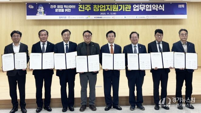 J-스타트업 페스티벌 투자유치(IR) 데모데이에서 수상한 ㈜해바캄 윤동혁 대표(오른쪽)와 최병근 창업중심대학사업단장.