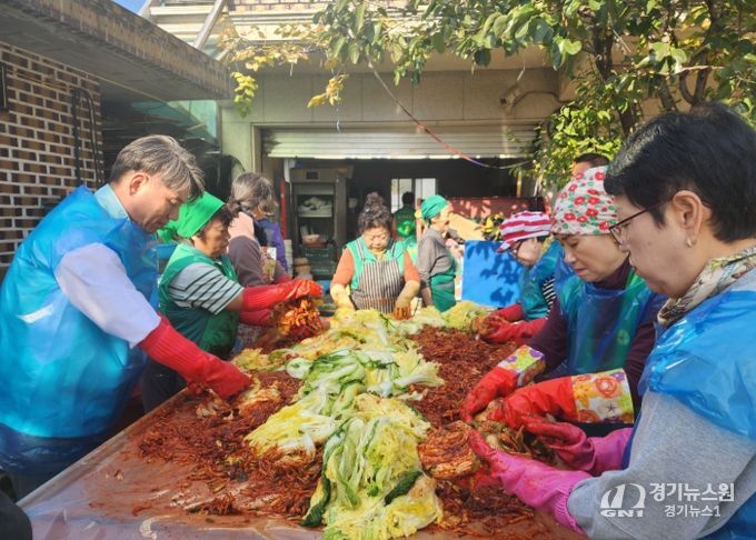 남양주시 오남읍 새마을부녀회, 따뜻한 나눔 실천 ‘사랑의 김장 담그기’