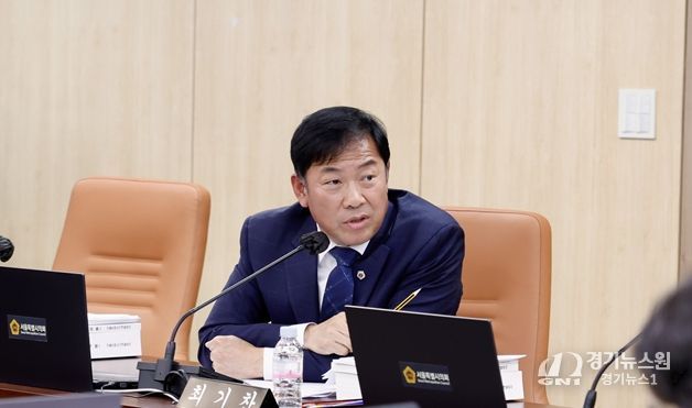 행정사무감사에서 질의하는 박승진 의원