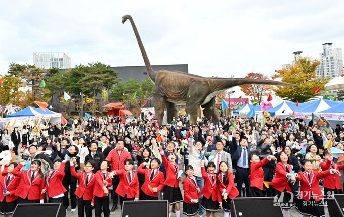 ‘2025 울산 종갓집 온마을교육축제’가 8일 공룡발자국 공원에서 김영길 중구청장, 박경흠 중구의회 의장, 천창수 시교육감, 구의원, 마을교육공동체, 학생 등이 참석한 가운데 열렸다.