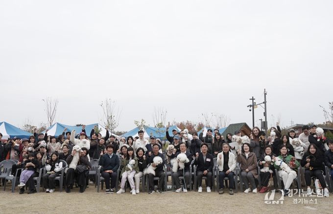 8일 미사아일랜드 펫존에서 열린 ‘2025 하남시 반려동물 문화축제’에서 반려인과 반려견들이 기념촬영을 하고 있다.