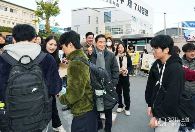 최기문 영천시장과 시 관계자들이 13일 관내 시험장인 영동고등학교와 선화여자고등학교를 찾아 지역 수험생들을 응원하고 격려했다.