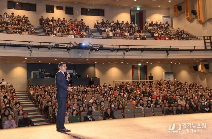 이기재 양천구청장이 반장들에게 특강을 진행하고 있는 모습