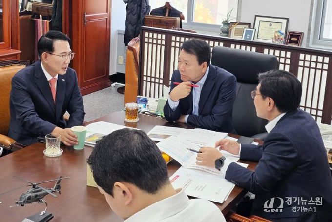 이완섭 서산시장이 13일 국회에서 성일종 국방위원장과 만나 주요 현안 사업 추진을 위한 국비 반영을 건의했다.
