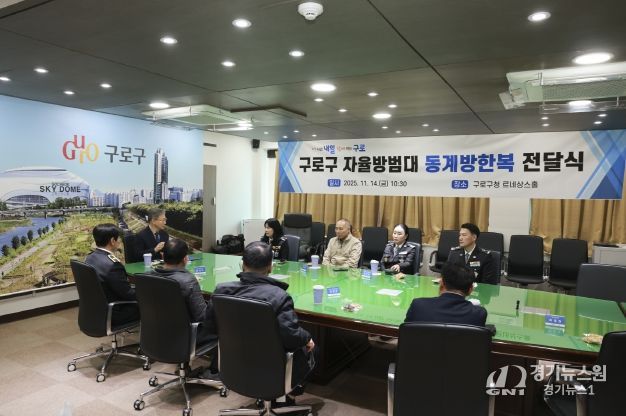 장인홍 구로구청장이 행사에 참여한 자율방범대장들에게 감사의 뜻을 전하며 노고를 격려하고 있다.