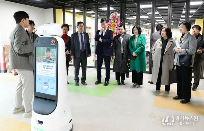 이민근 안산시장이 2월 28일 원곡초등학교를 방문해 관계자들과 함께 교육 관련 현장을 둘러보며 설명을 듣고 있다.