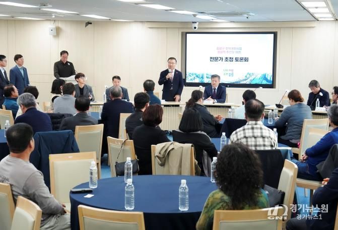 토론회가 진행되고 있는 모습