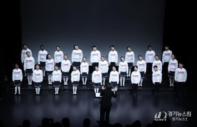안산시 세계소년소녀합창단이 15일 소극장 보노마루에서 열린 ‘제15회 정기연주회’ 무대에서 합창을 하고 있다.