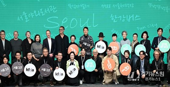 오세훈 서울시장이 17일(월) DDP에서 열린 'WHY2025 글로벌 디자인 포럼'에서 주요 참석자들과 기념촬영하고 있다.