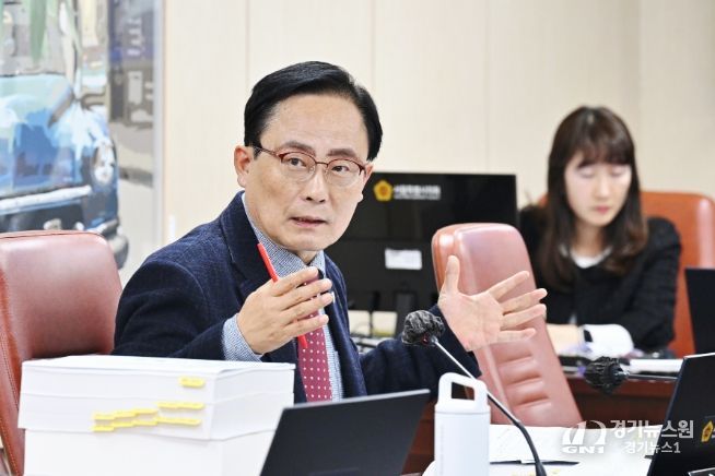 김형재 의원이 10일 열린 서울시의회 제333회 정례회 문화체육관광위원회 행정사무감사에서 서울시체육회 사무처장에게 질의를 하고 있다.