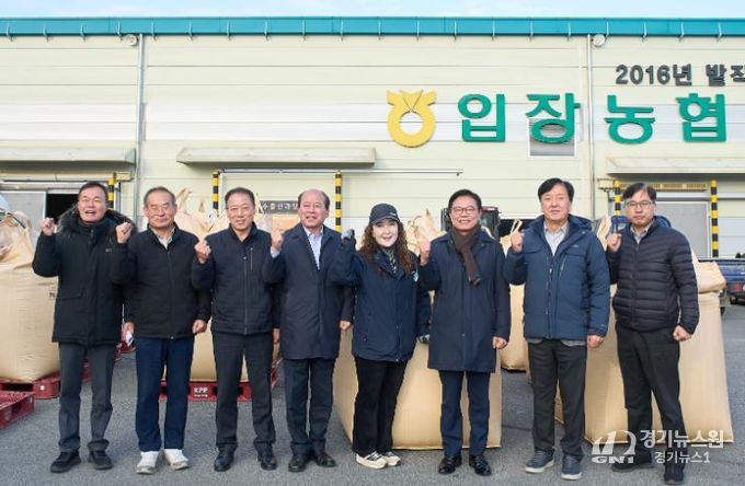 김석필 천안시장 권한대행 부시장이 18일 입장면 공공비축미곡 수매 현장을 찾아 농업인을 격려하고 있다.