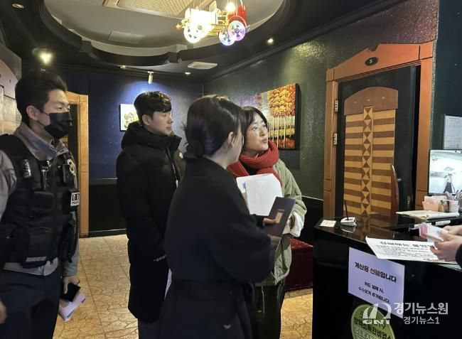 수원시와 유관기관 관계자들이 인계동 소재 유흥주점업소 대상으로 합동 점검을 하고 있다