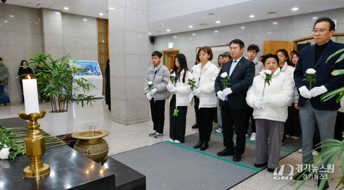 이정선 광주시교육감이 19일 광주학생독립운동기념관에서 광주를 방문한 중앙아시아 거주 독립운동가 후손들과 함께 헌화와 참배를 진행하고 있다. / 광주시교육청 제공