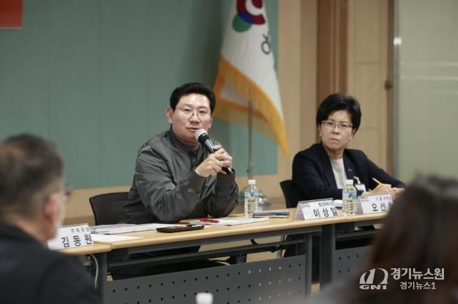 이상일 용인특례시장이 19일 기흥구청 다목적홀에서 ‘입주대표의회의 소통콘서트’를 열고 시민과 현안에 대해 이야기를 나누고 있다.