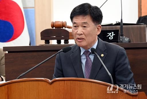 남해군의회 임태식 의원이 11월20일 제289회 제2차 정례회 제1차 본회의에서 5분 자유발언을 하고 있다.