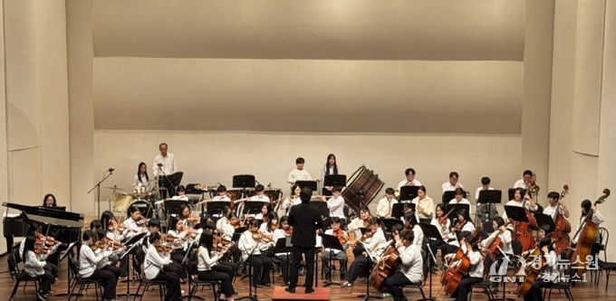 (재)포항문화재단(대표이사 이상모)은 지난 19일 저녁 포항시청 대잠홀에서 열린 ‘꿈의 오케스트라 포항’의 2025 정기연주회 ‘바다의 꿈’을 개최했다.