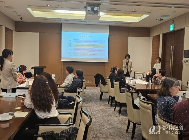 강남지역 늘봄지원실장들이 20일 울산 롯데호텔에서 '강남 오색 늘봄이야기 한마당'에 참여해 연수를 듣고있다