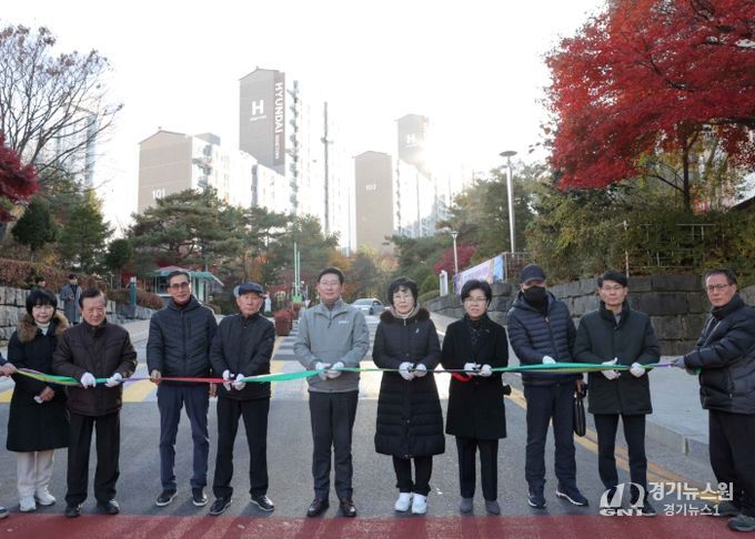 19일 교동마을 현대홈타운 정문에서 이상일 시장과 시 관계자, 입주민들이 진출입로 준공 기념 테이프커팅을 하고 있다