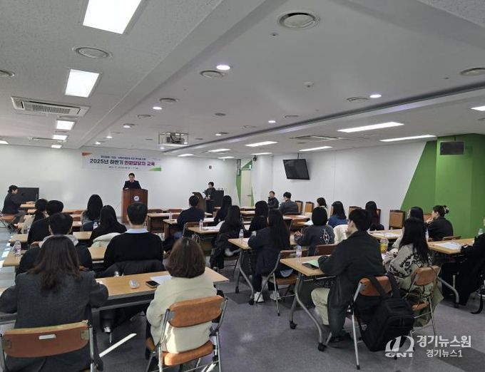 동 행정복지센터 통합민원 담당자들이 19일 직무 교육 및 민원 응대 친절교육을 듣고 있다.