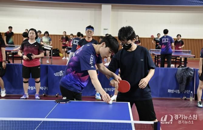 재능기부 프로그램 참가자가 프로 선수에게 노하우를 직접 전수 받고 있다.