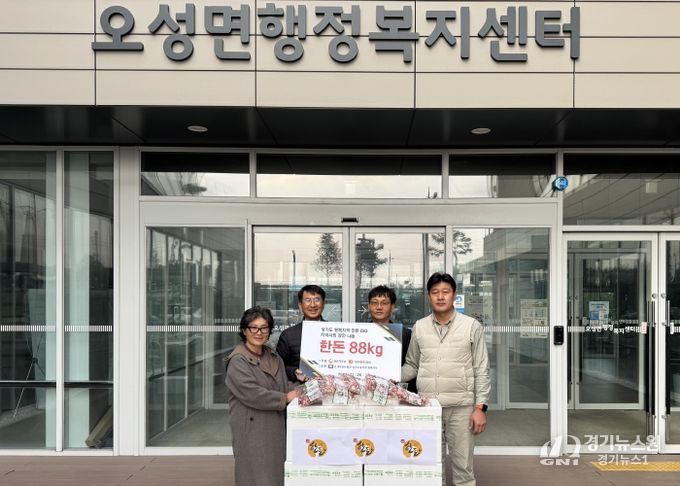 왼쪽부터 해림농장 최인희 사장, 강성식 오성면장 / 대한한돈협회 평택지부 조양연 부지부장, 박성철 이사