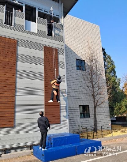 고양시 시민안전체험관 완강기 실외체험장에서 체험자가 스마트 에어백을 착용하고 안전체험을 진행하고 있다.